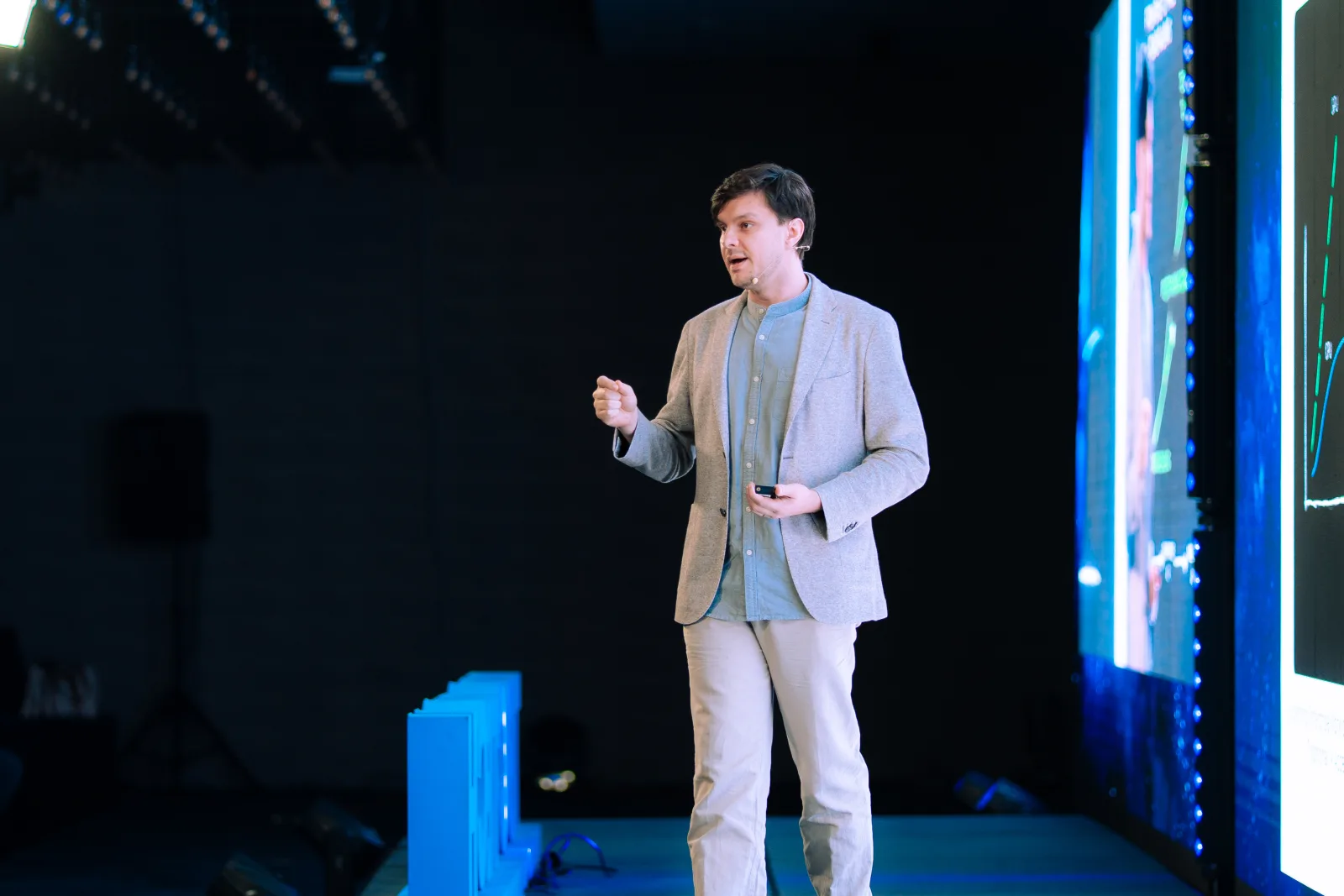Bruno Trentini explaining a technical result on stage